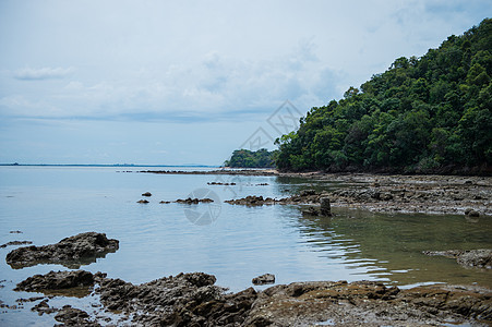 具有山地景观的海滩上的抽象石 岛 海洋 商业图片