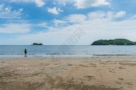 渔夫和他一起在沙滩上工作 美丽的 海景 热带 海岸线图片