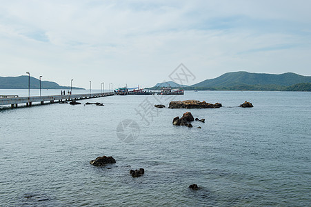 洋中带桥的岩石景观 码头 海景 湖 热带 船 石头图片
