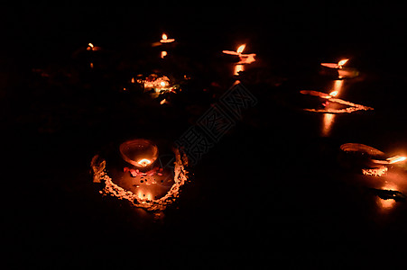 Diya-排灯节在黑色背景上的灯 平安快乐 周年庆典图片