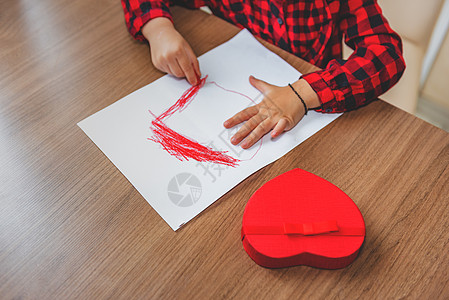 小女孩在白纸上画红心形状 假期 坐着 卡片 青年图片