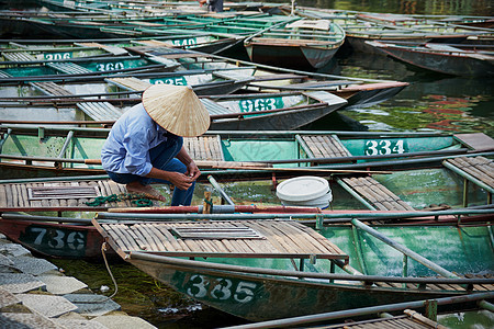 越南坦科克的越南男子 越南宁平 Ninh Binh 图片