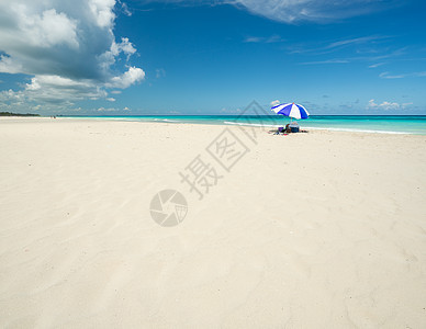 沙沙滩上的蓝伞图片