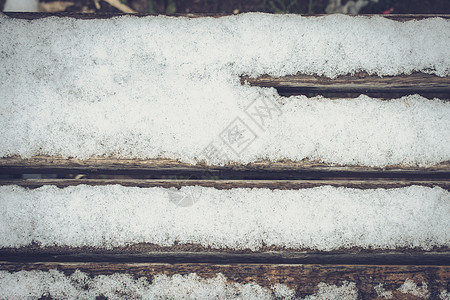 木地上略微覆盖着雪 雪花 桌子 冬天 天气 地面 新鲜的图片