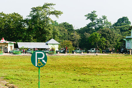 Kaziranga 国家公园 印度阿萨姆邦 亚洲 2018 年 5 月 6 日 旅游车在繁忙的假期时间在 Kaziranga 国图片