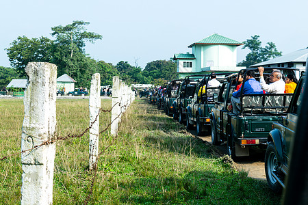 Kaziranga 国家公园 印度阿萨姆邦 亚洲 2018 年 5 月 6 日 旅游车在繁忙的假期时间在 Kaziranga 国图片