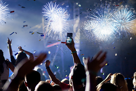 人群看烟花-新年庆祝活动-抽象假期 干杯 手机背景图片