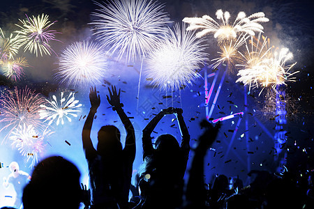 人群看烟花-新年庆祝活动-抽象假期 快乐 除夕背景图片