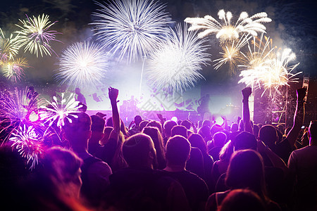 人群看烟花-新年庆祝活动-抽象假期 快乐 手机背景图片