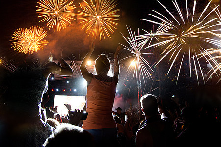 人群看烟花-新年庆祝活动-抽象假期 恭喜 前夕背景图片