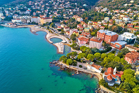 Opatija和Slatina海滩空中观测的风景海岸线图片