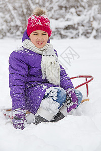 女孩在冬季公园玩雪图片