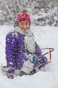 女孩在冬天下雪和玩耍图片