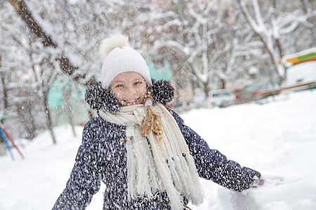 女童在冬季公园玩雪的寒冬公园图片