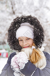 女孩儿在冬天玩耍 在大自然中与雪共舞图片