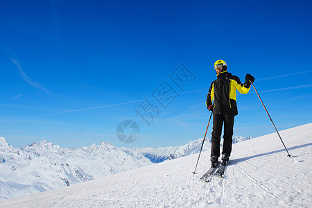 站在山坡上的滑雪者 美丽的 自然 男性 冬天 男人图片