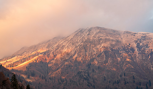 日落时奥罗比阿尔卑斯山的美丽景色图片