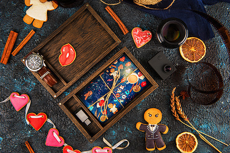 带情人节或婚礼日照片的木制图片盒 爱 甜的图片