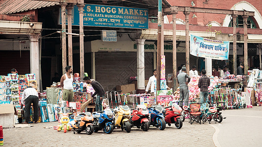 新市场 加尔各答 2018 年 12 月 2 日 跳蚤市场与玩具车在霍格市场外面展示 在圣诞节期间也称为新市场 市区 街道图片