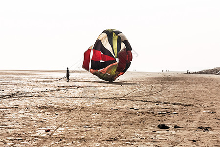 在全国跳伞锦标赛上 跳伞运动员的影子与他的降落伞准确地降落在卡兰古特海滩附近的安朱纳果阿的目标上 滑翔伞跳伞是一项休闲的极限运动图片