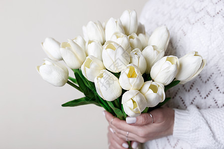 白色郁金香包 夫妻 美丽 爱 庆典 手 花的图片