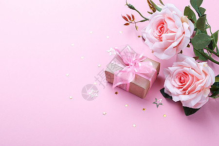 礼品盒和粉红玫瑰图片