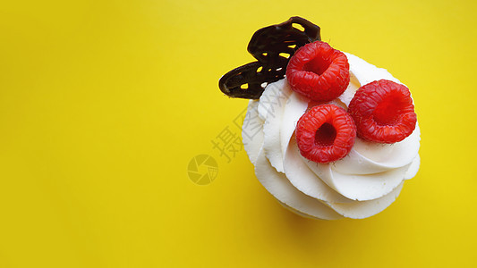 黄底带甜奶油的自制松饼和新鲜鲜红草莓图片