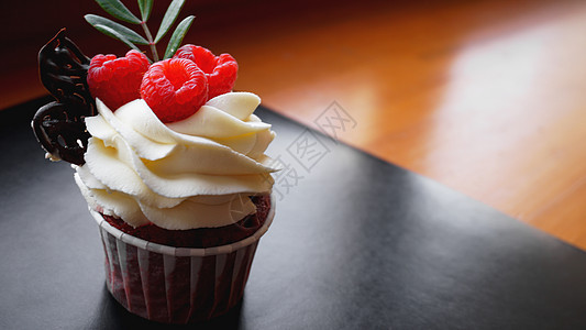 深背景的美味草莓纸杯蛋糕 甜的 假期 美食 奶油图片