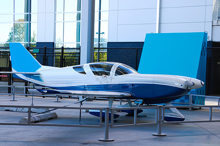 夏季在游乐场的轻型私人喷气式飞机图片