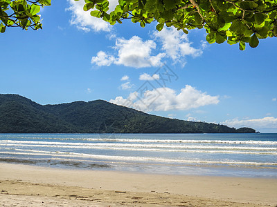 海滩的风景与山丘背景图片