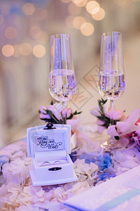 用于葡萄酒和香槟的婚杯 花朵 桌子 新娘 仪式 眼镜图片