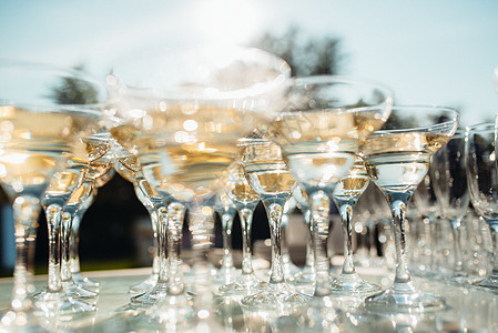 用于葡萄酒和香槟的婚杯 眼镜 爱 派对 香槟酒 婚礼图片