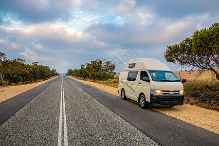 澳大利亚的Campervan在下午深夜站在直直无止尽的道路现场图片