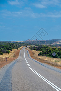 温泉期间穿过澳洲灌木林地貌的道路图片