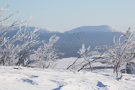 冬季白海和山脉 海洋 冻结 荒凉 美丽的 冬天 雪图片