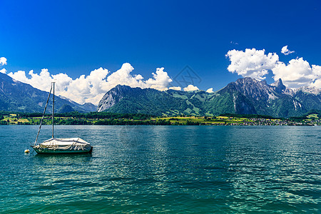 瑞士伯尔尼图恩湖的帆船 特伦蒂诺 假期 旅行 反射图片