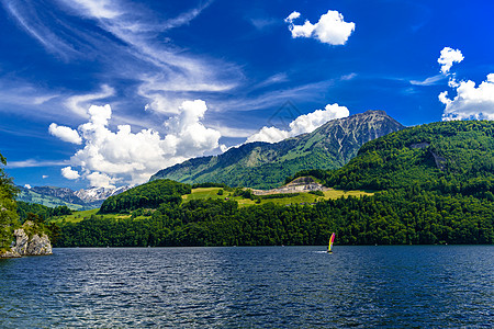 瑞士上华登阿尔普纳什施塔特 阿尔普纳赫湖的风景 冲浪 山脉图片