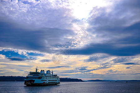豪华的船驶往美丽天空的港口图片