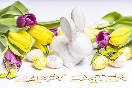 复活节快乐 在白色背景的复活节白色兔子用复活节彩蛋和新鲜的郁金香 与复活节兔子的复活节贺卡 复活节彩蛋 装饰风格 乡村图片