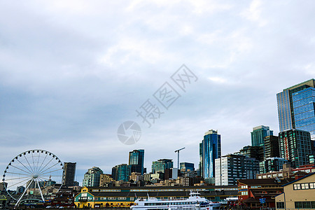 西雅图艾略特湾码头的码头大楼 针头Ferris轮图片