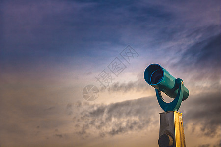 在俄勒冈海岸通过一个带有望远镜的窗口观测海洋 间谍玻璃 美丽的图片