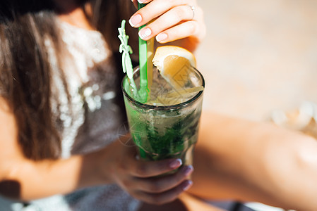 女孩是喝果酒的鸡尾酒 根据石灰 薄荷 奥兰 夏天 服务员图片