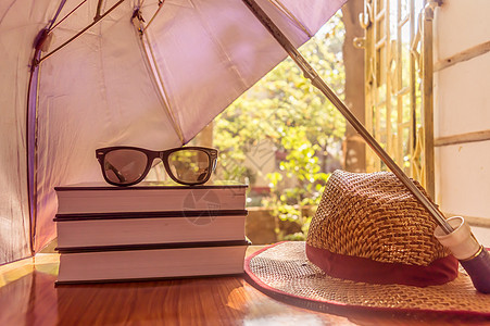 保护美丽女性事物的伞子 书本太阳镜和草帽 暑假概念 有复制文本的空间空间房间图片