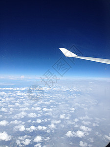 机翼上飞机的风景 飞过云层 乘飞机旅行的概念是 在空中飞行; 自然 翅膀图片