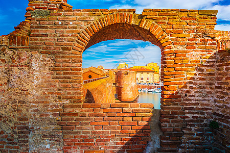 是一座古老的堡垒 位于意大利托斯卡纳州利沃诺的一座塔台图片