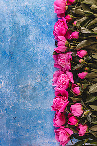 在蓝色大理石雕像上的花瓶里 装着粉红色纯绿色的花束 香气 紫色的图片