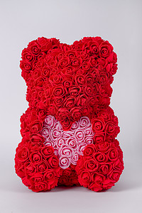 红色的泰迪熊玩具 白皮玫瑰 铁爪中的粉红心 白色背景上的股票照片 浪漫的 胶水图片
