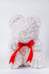 粉玫瑰foamirane 玫瑰的白色泰迪熊玩具 泰迪脖子上有红色条纹 孤立在白色背景上的股票照片 送给女性的节日礼物 织物 开花背景