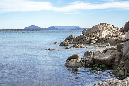 绿水和花岗岩岩石群岛地貌的海滨 海滩 撒丁岛 美丽的图片