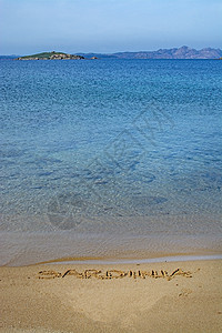 撒丁语在沙滩上用沙沙写成 撒丁岛 海 意大利语 天堂图片